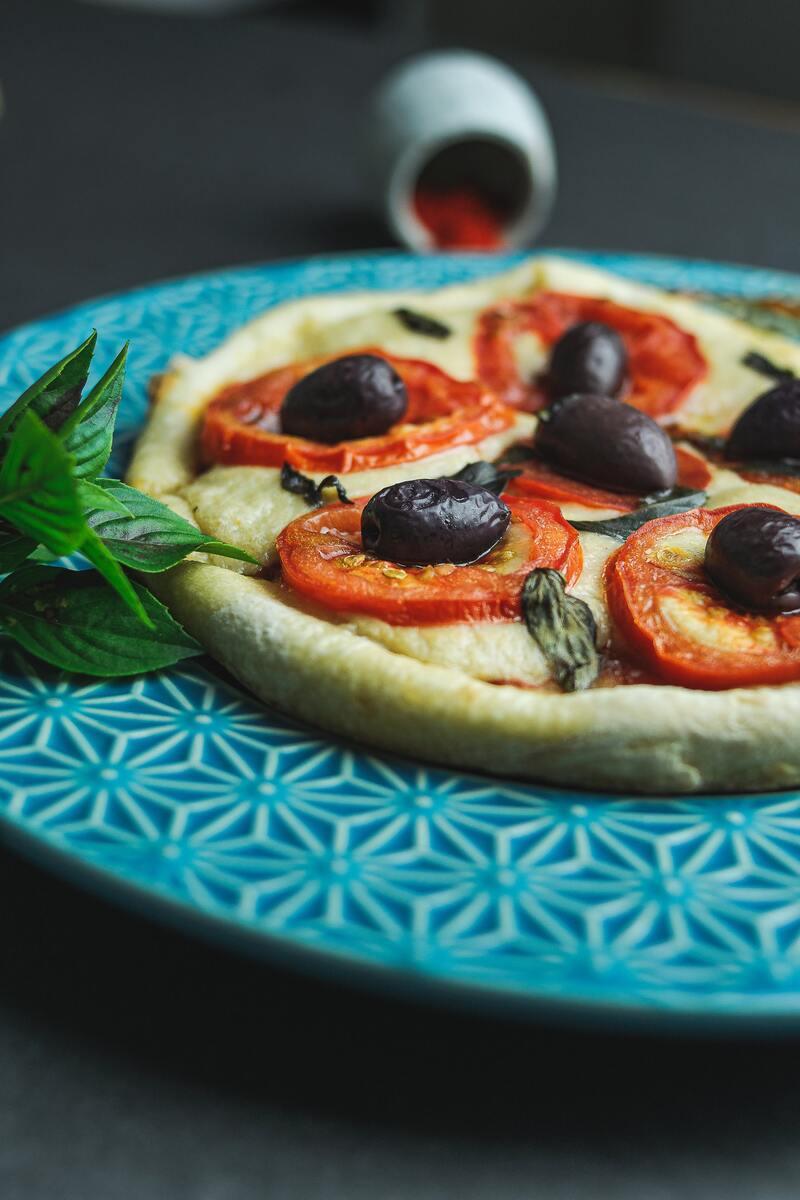 Recette mini pizza tomate et olive noire
